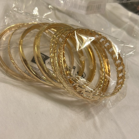 NWT, set of 10 lightweight gold tone bangles - Picture 3 of 4